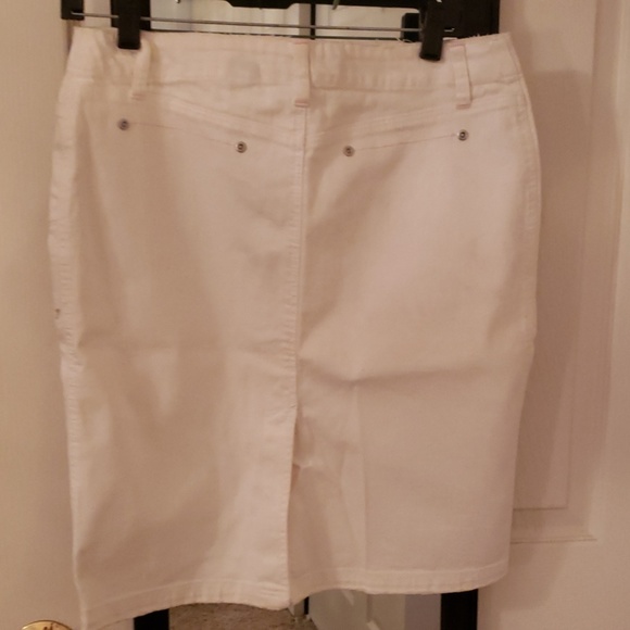 White jean skirt - Picture 2 of 3